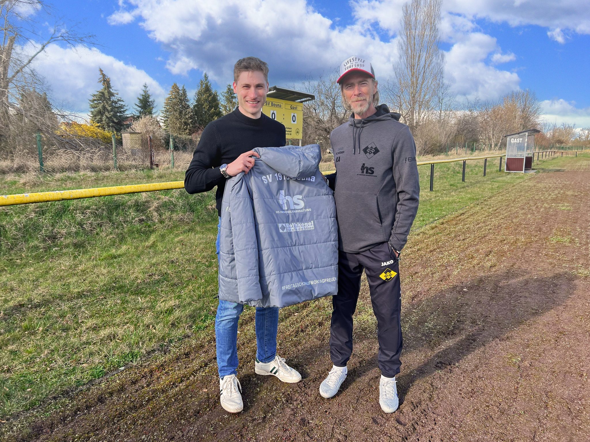 Christian Sporbert übergibt die Jacken für die Trainer des SV Beuna - Sponsoring durch HS Immobilienberatung