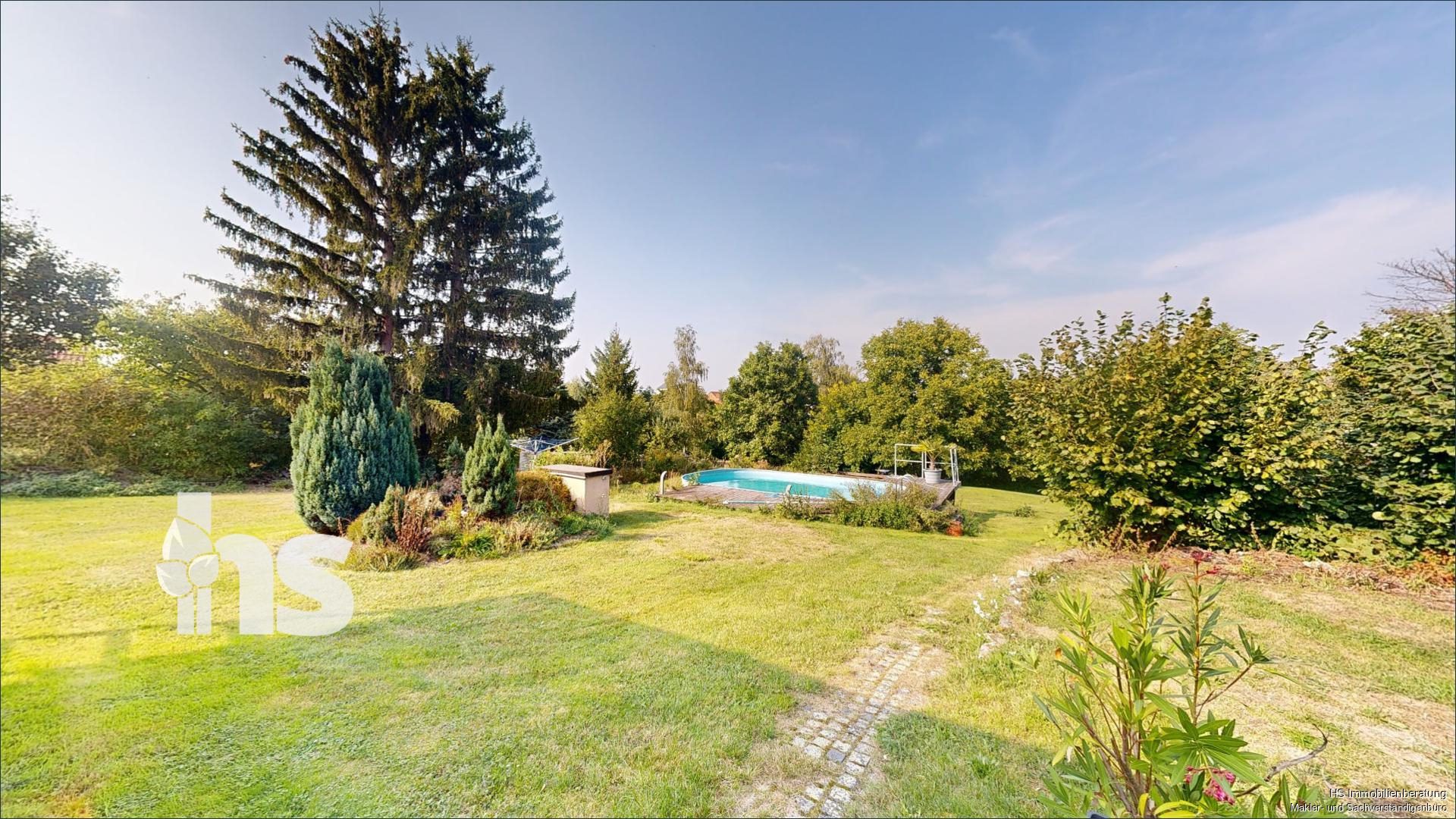 Grundstück mit Pool