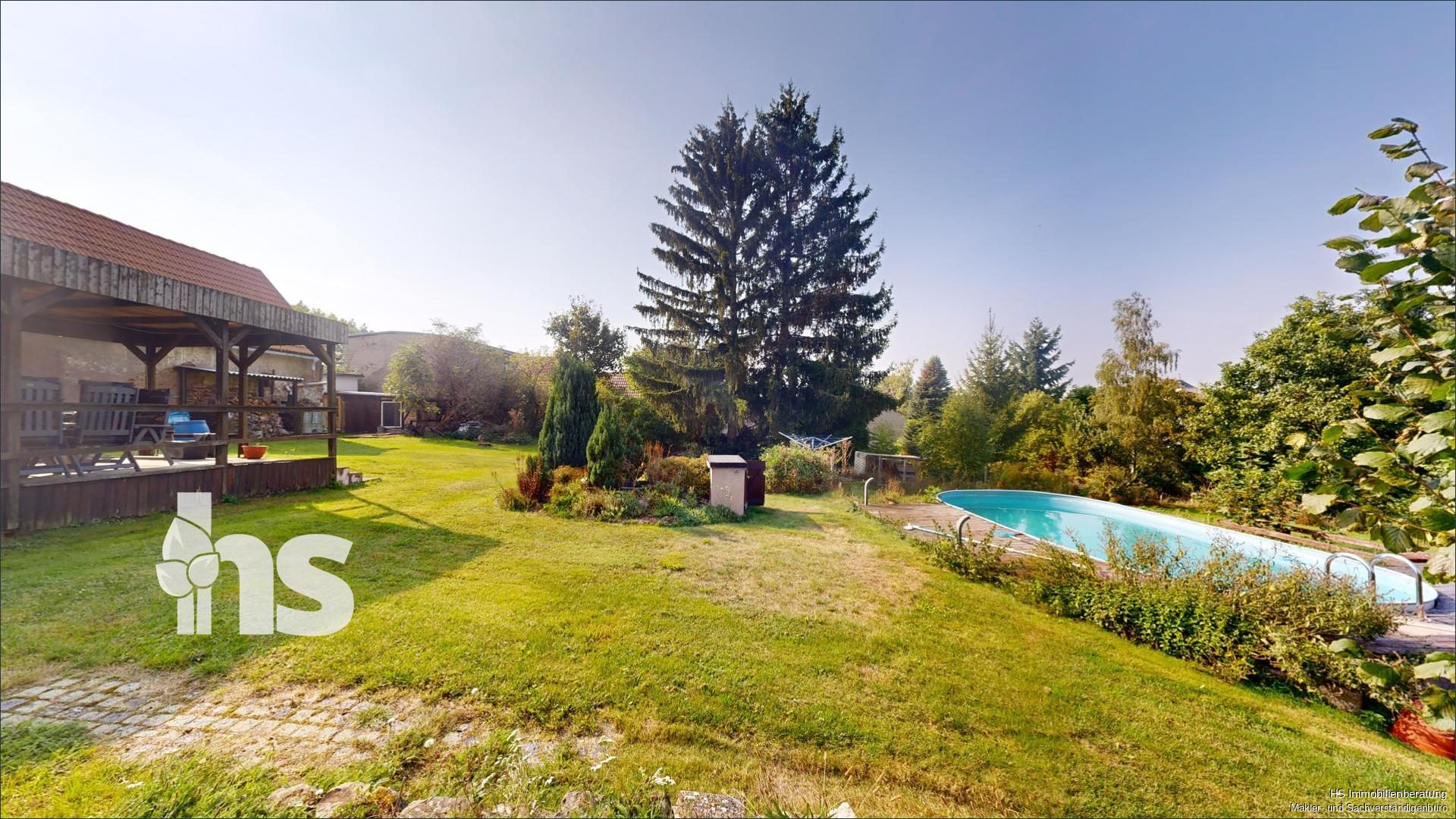 Pool und Sonnenterrasse