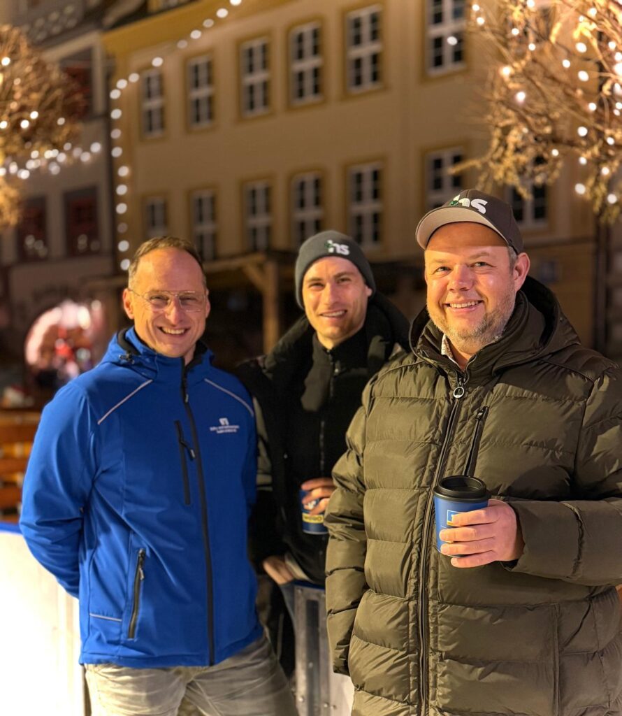 Enrico Rothe, Christian Sporbert und Hagen Herholdt auf dem Naumburger Marktplatz – Partnerschaft HS Immobilienberatung & Volksbank Saale-Unstrut
