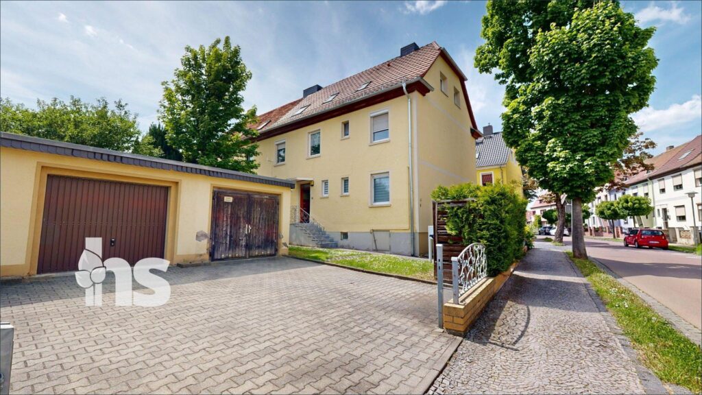 Außenansicht Einfamilienhaus, Garagenansicht, Terrasse und Gartenansicht, Innenansicht Wohnzimmer, Innenansicht Küche