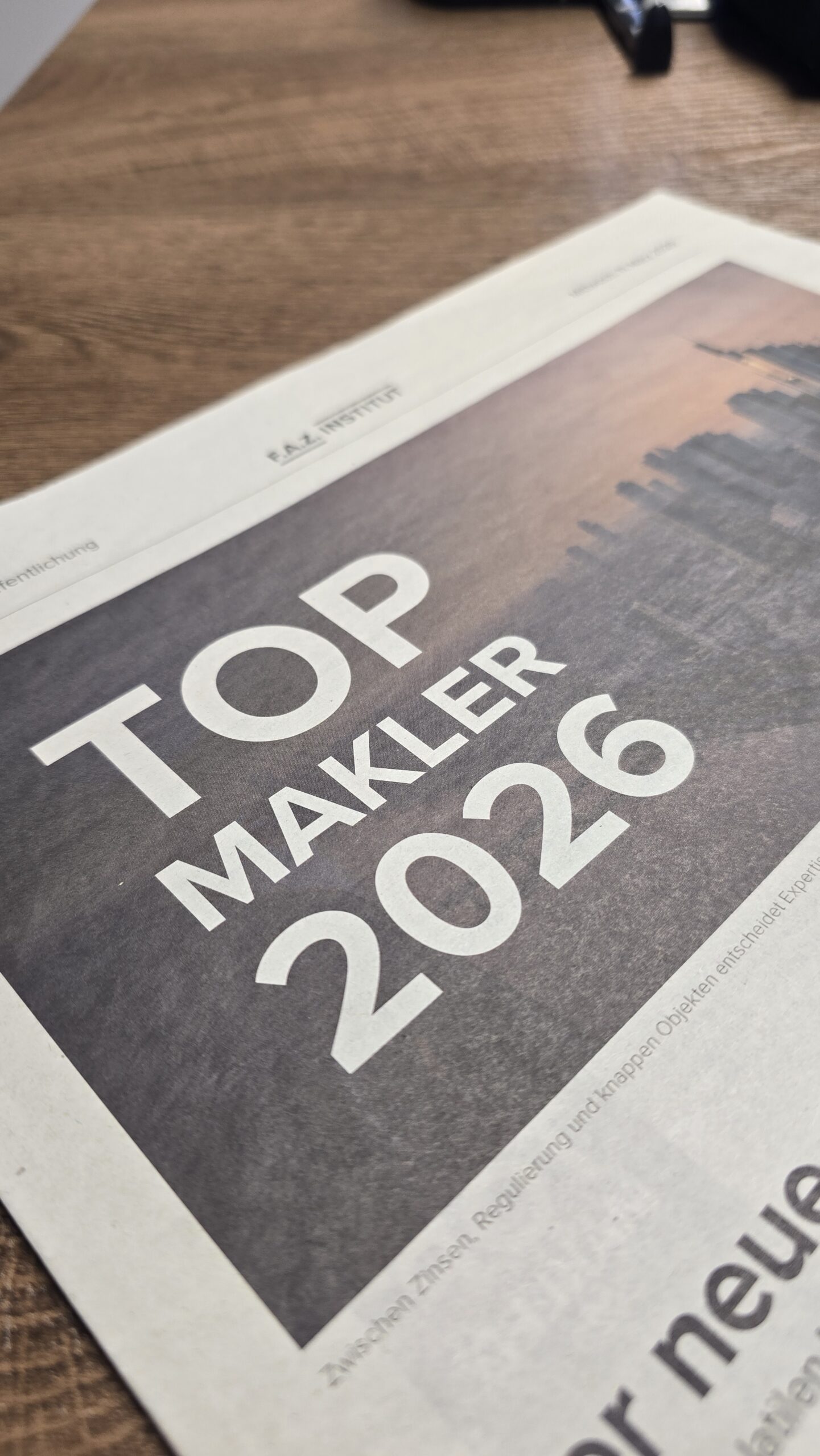 Foto der Zeitung „TOP Makler 2026“ oder Urkunde (authentisch & vertrauensbildend)