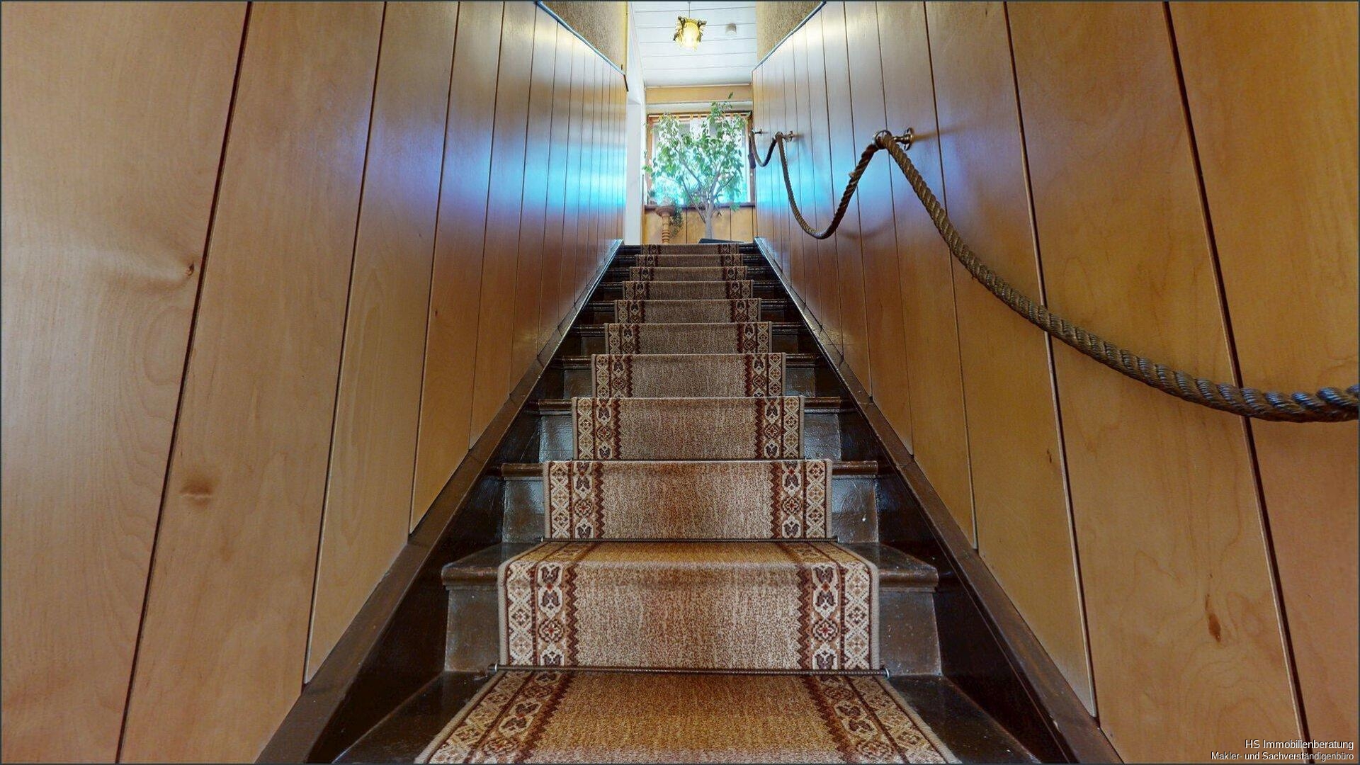 Treppe ins Obergeschoss
