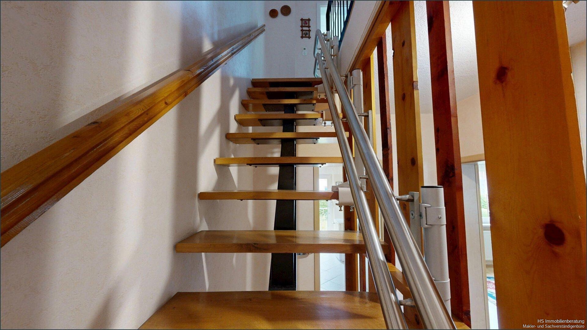 Treppe ins Obergeschoss